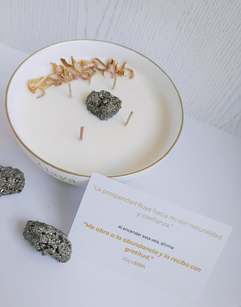 Vela intencionada artesanal con minerales para ritual de abundancia